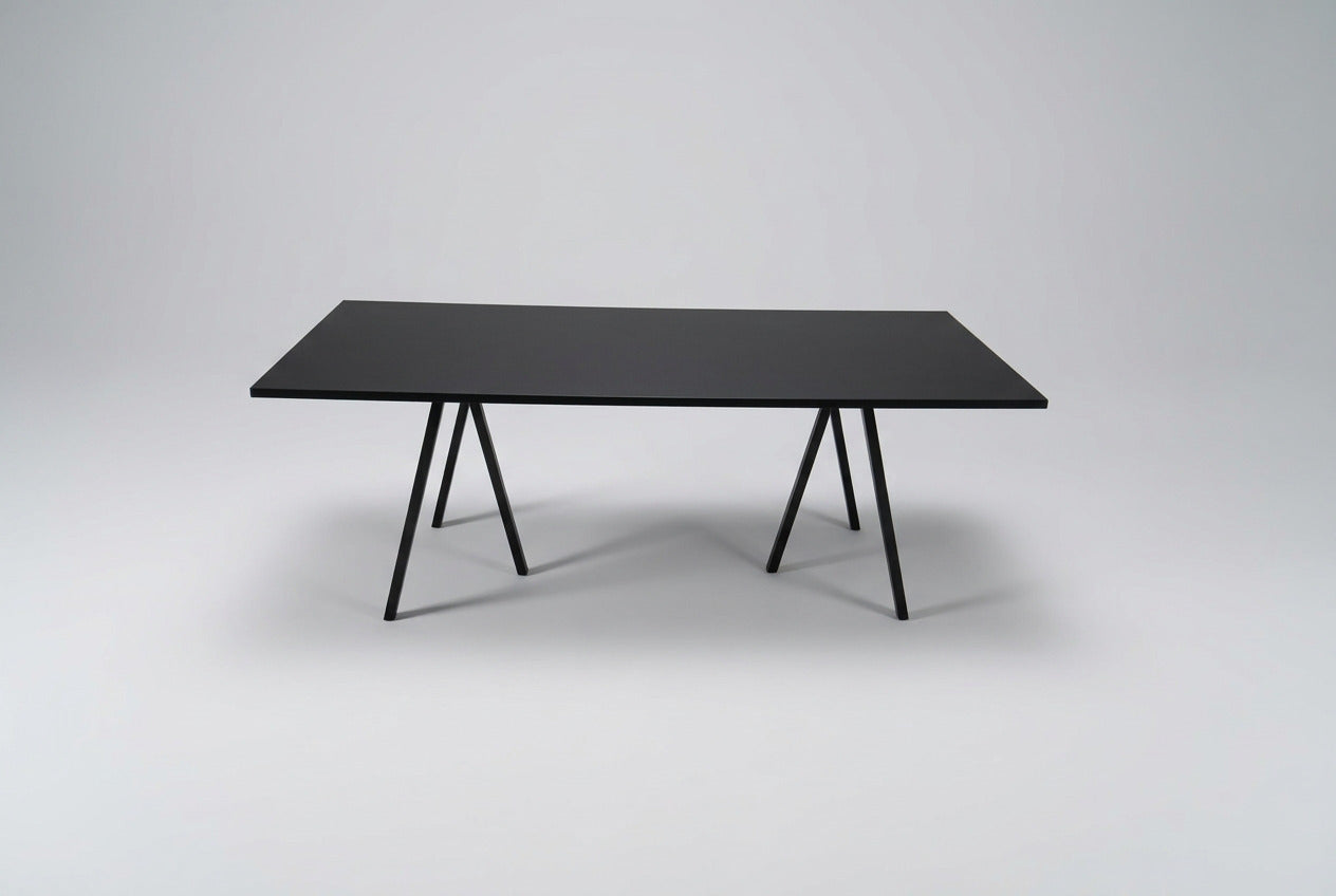 HAY Loop Stand spisebord i sort linoleum med trebenede metalbukke, 200 x 92 cm, set forfra.